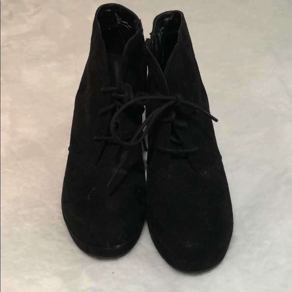 Black wedges